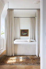 Corner bracket with chain