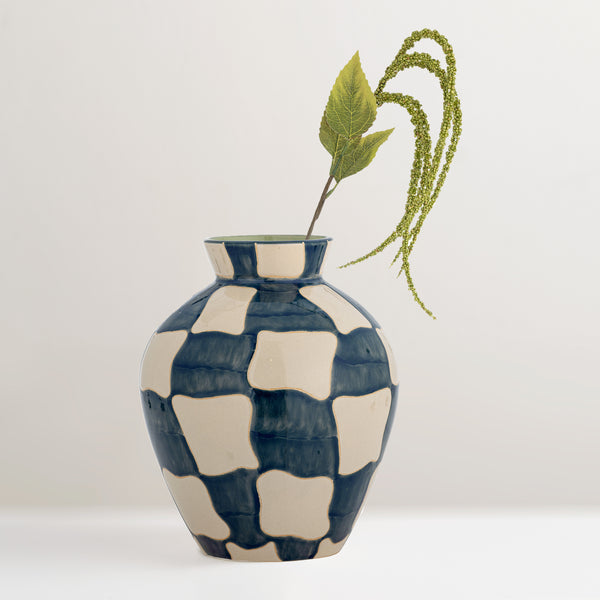 Check Vase, blue