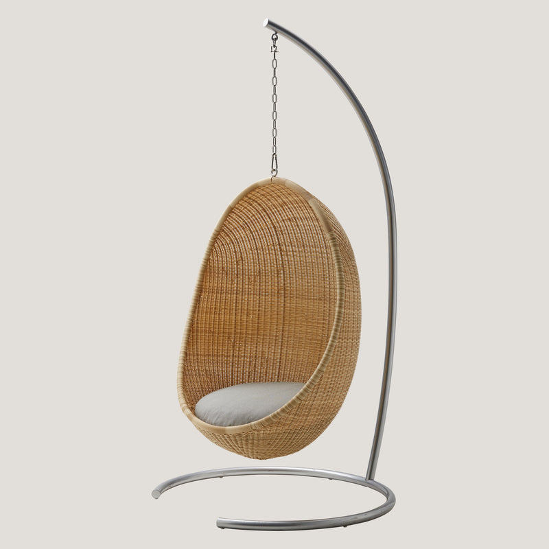 The Hanging Egg chair designed by Nanna & Jørgen Ditzel - Outdoor